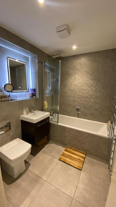 London Luxe: Stylish Studio Exterior photo